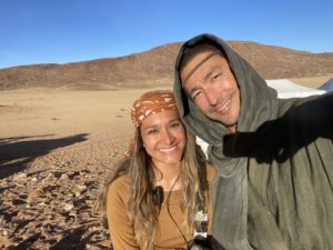 Pamela Forster, cascadeuse dans la série La Roue du Temps, accompagnée de Daniel Henney (Lan)