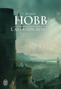Le Club de Lecture de la Pierre de Tear présente son nouveau Coup de Coeur : L'Assassin Riyal de Robin Hobb. Fitz, Flo, Marco et Raz vous explique pourquoi vous devriez lire cette saga.